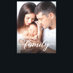 Canvas de Fotografias Personalizadas da Família de<br><div class="desc">Imobilize seus momentos familiares queridos com nossa canvas estilizada personalizável, com um script moderno tipo "Família", camada branca. Esta canvas elegante não é apenas uma peça de arte; é uma marca que captura lindamente a essência do amor e da união da sua família. Personalize esta canvas com sua foto favorita...</div>