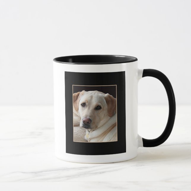 Cão amarelo de labrador retriever na caneca (Direita)
