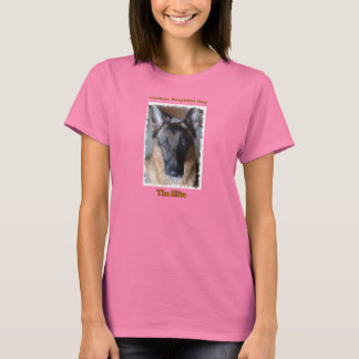 Cão de german shepherd a camisa da campainha das