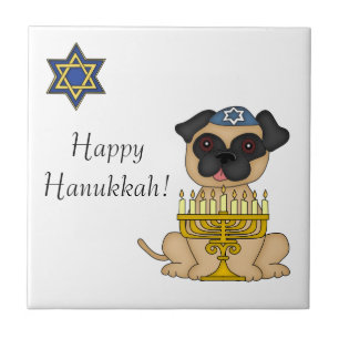 Cão do Hanukkah-Pug com Menorah