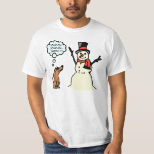 Cão engraçado com a camisa do Natal do boneco de
