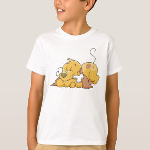 Cão feliz com camiseta e presentes do osso