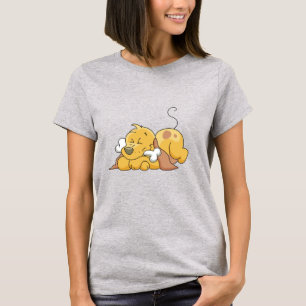 Cão feliz com camiseta e presentes do osso