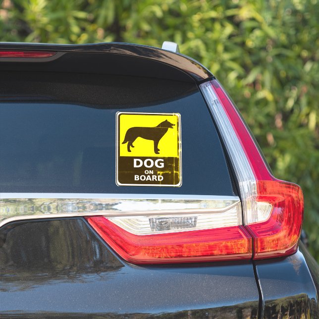 Cão no adesivo do conselho (Lado do carro)