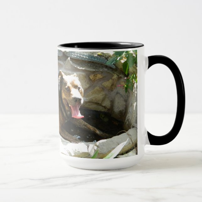 Cão que refrigera na caneca da água (Direita)