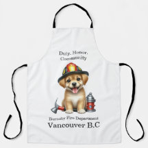 Cãozinho bonito vestido de bombeiro com ferramenta