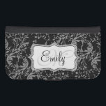 Capa Carteira Para Samsung Galaxy S4 Bala de células brancas pretas do damasco de flor<br><div class="desc">Mala de palheta de celular com padrão de moldagem de flor selvagem na moda moderna. Personalize o com seu nome e um monograma inicial,  lendo atualmente Emily M. Original,  padrão e design,  de Sarah Trett.</div>