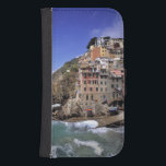 Capa Carteira Para Samsung Galaxy S4 Europa, Itália, Riomaggiore. Riomaggiore é constru<br><div class="desc">COPYRIGHT Ric Ergenbright / DanitaDelimont.com| EU16 RER0076.jpg| Europa,  Itália,  Riomaggiore. Riomaggiore é construído sobre penhascos íngremes e as ondas caem em direção aos edifícios de cor brilhante da Cinque Terra,  Patrimônio Mundial da Ligúria,  Itália.</div>
