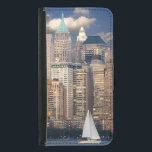 Capa Carteira Para Samsung Galaxy S5 Nova Iorque Skyline<br><div class="desc">Foto fabulosa do horizonte de Nova Iorque à noite. A imagem tem um barco à vela na frente d'água, no primeiro plano, e o fundo é povoado com os muitos e interessantes arranha-céus brilhantes e brilhantes e edifícios. A foto foi tirada ao anoitecer quando o céu da noite tem uma...</div>