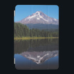 Capa da montagem refletida no lago<br><div class="desc">O pico neve-tampado da capa da montagem é refletido nas águas do lago Trillium em Oregon. Foto submetida por um leitor do país. O compartimento do país comemora a beleza excitante, pessoas de contrato, resistindo valores e estilo de vida espiritual rewarding do campo americano. Nossos leitores entusiásticos contribuem quase três...</div>