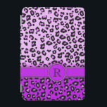 Capa de ipad de monograma preto roxo de impressão-<br><div class="desc">Um caso monograma único com estilo leopardo em tons roxos brilhantes e pretos contrastantes. Um presente perfeito para uma adolescente ou uma mulher em moda. Personalize este item com o início de sua escolha. Este exemplo diz: R. Este caso original foi desenhado por Sarah Trett.</div>