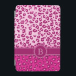 Capa de ipad de monograma rosa de impressão leopar<br><div class="desc">Um caso monograma único no estilo de impressão leopardo em tons rosa-claros e rosas claro contrastantes. Um presente perfeito para uma adolescente ou uma mulher em moda. Personalize este item com o início de sua escolha. Este exemplo diz: B. Este caso original foi desenhado por Sarah Trett.</div>