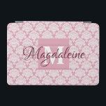 Capa de ipad do Damasco Rosa Dusty com Monograma e<br><div class="desc">Este belo gabinete iPad apresenta uma cor damasco branca clássica sobre um fundo rosa poeirento. O design é personalizado com uma letra inicial de monograma, assim como um nome personalizável. Perfeito para o trabalho ou para a escola, ou qualquer mulher que queira um caso feminino bonito com um design simples...</div>