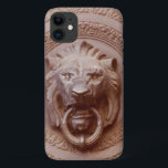 Capa de telefone - Batedor da porta do leão<br><div class="desc">A cabeça do leão. Detalhes de fechamento de um puxador/batente de porta. Ele está segurando um anel na boca.</div>