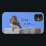 Capa de telefone - Flycatcher na cerca<br><div class="desc">Phoebe preto (flycatcher) é um pássaro preto com penas de barriga branca. Este visitante do quintal está sentado numa cerca de madeira vestida. O texto diz "Twitter ...  twitter ... "</div>