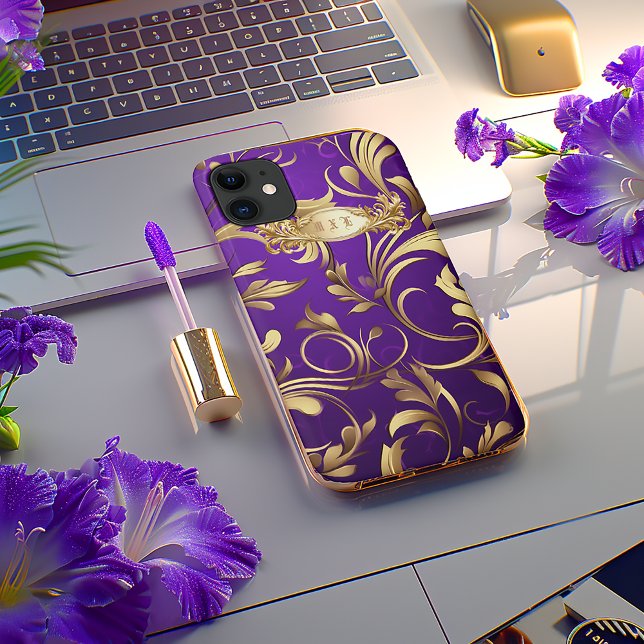 Capa de telefone Púrpura e Dourada do Monograma (Chic Monogrammed Gold and Regal Purple iPhone Cover )