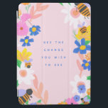 Capa Para iPad Air Beba a mudança<br><div class="desc">Abelhas e design de jardim de flores adoráveis em cores brilhantes com a citação "abelha a mudança que você quer ver".</div>