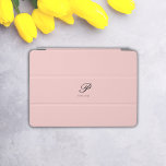 Capa Para iPad Air Mala iPad Personalizada Blush Bloom<br><div class="desc">Eleve seu estilo iPad com nosso gabinete iPad personalizado Blush Bloom, um acessório chic e personalizável projetado para proteger e personalizar seu dispositivo. A delicada fonte de script, que apresenta seu primeiro nome inicial e cheio, é projetada graciosamente em uma matiz cor-de-rosa pincelada, adicionando um toque de sofisticação. Criado com...</div>