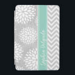 Capa Para iPad Mini Aqua e Cinza Monograma Chevron e Floral<br><div class="desc">Design de padrão de mistura entre cinzas, com riscas de chevron zigzag e flores modernas de crisântemo. Comparando fita de stripe de rugby com seu nome ou iniciais personalizados de monograma. Clique em Personalizar para alterar a fonte e a cor do monograma para criar a sua própria fonte exclusiva de...</div>