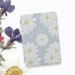 Capa Para iPad Mini Daisy Blue Sky Springtime Daisies iPad Air Cover<br><div class="desc">Se você é fã de primavera e margaridas - então este é o caso iPad que você tem procurado. Um azul-céu pálido e delicado com flores brancas brilhantes e brilhantes. Adicione o seu nome, pop na sua cesta - aguarde a entrega e o tempo de exposição e as margaridas apenas...</div>