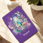 Capa Para iPad Mini Dreamy Boho Crystals Dreamcatcher<br><div class="desc">Esta capa de ipad sonhadora apresenta um grande cristal em forma de lágrima com uma bela mistura de aquamarina e turquesa. Folhagem delicada, cristais pendurados e uma caçadora de sonhos protegem seu iPad com um toque de magia. Personalizado com seu nome, esse cobrir encantador permite que você carregar um toque...</div>