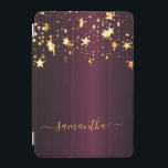 Capa Para iPad Mini Estrelas de ouro da Borgonha nome glamouroso<br><div class="desc">Um fundo metálico falso e escuro, com estrelas douradas a pingar. Personalize e adicione um nome. O nome é escrito com uma escrita estilo estilo, escrita à mão, ouro e moderna, com pinceladas. Para manter as hastes apenas apague o nome da amostra, deixe os espaços ou emoji em frente e...</div>