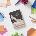 Capa Para iPad Mini Forma elegante selvagem do salto alto do monograma<br><div class="desc">Verifique para fora o estilo moderno da cidade com esta ilustração na moda de Apple selvagem. A parte superior da ponta da forma alta ajustada com um tema parisiense. Um grupo glamoroso do salto alto em cima de uma pilha de livros, para capturar perfeitamente a essência de mulheres de hoje....</div>