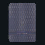 Capa Para iPad Mini Geométrico do Marinho e do Hexágono Ouro Rosa<br><div class="desc">Cobrir Geométrico Girly Marinho e Rosa Gold Foil Hexagon com elegante fundo azul escuro e espaço para seu nome ou outro texto personalizado. Fácil de personalizar com texto, fontes e cores. Criado pelo designer Zazzle pro BK Thompson © exclusivamente para Cedar e String; entre em contato conosco se precisar de...</div>