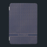 Capa Para iPad Mini Geométrico do Marinho e do Hexágono Ouro Rosa<br><div class="desc">Cobrir Geométrico Girly Marinho e Rosa Gold Foil Hexagon com elegante fundo azul escuro e espaço para seu nome ou outro texto personalizado. Fácil de personalizar com texto, fontes e cores. Criado pelo designer Zazzle pro BK Thompson © exclusivamente para Cedar e String; entre em contato conosco se precisar de...</div>