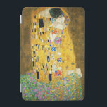 Capa Para iPad Mini Gustav Klimt O Beijo Vintage Art Nouveau Painting<br><div class="desc">Gustav Klimt The Kiss Vintage Art Nouveau Painting The Kiss (Em alemão: Der Kuss) foi pintado pelo pintor simbolista austríaco Gustav Klimt entre 1907 e 1908, ponto alto de seu período de Ouro, quando pintou várias obras em estilo semelhante. A pintura é amplamente considerada uma obra-prima do início do período...</div>