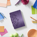 Capa Para iPad Mini Lace Floral Profundo Em Textura Metálica Roxa<br><div class="desc">Textura metálica púrpura e elegante e local floral de vintagem púrpura</div>