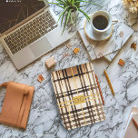 Capa Para iPad Mini Luxe Taupe e Xadrez Dourada<br><div class="desc">Elegante Taupe e a Dourada Xadrez Monogrammed iPad Air Cover - Wexford Collection Elevate seus acessórios técnicos com nosso na moda, clássico e elegante e xadrez de ouro monograma de cobrir iPad Air da Coleção Wexford. Este cobrir luxuoso é perfeito para indivíduos ricos que apreciam elegância e design eterno de...</div>