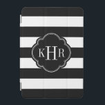 Capa Para iPad Mini Monograma das faixas largas a preto e branco<br><div class="desc">O design de gabinete na moda iPad moderno de chic apresenta um padrão de faixa horizontal pré-definido personalizado com as iniciais do seu monograma ou o seu nome num quadro quatrefoil. Clique em Personalizar para alterar a fonte e as cores do monograma para criar a sua fonte exclusiva de um...</div>