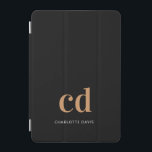 Capa Para iPad Mini Monograma de ouro preto monograma, elegante costum<br><div class="desc">Um clássico fundo preto de chic. Personalize e adicione suas iniciais de monograma e seu nome. Ouro e letras brancas. Moderno,  moderno e simples.</div>