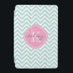 Capa Para iPad Mini Monograma Personalizado de Chevron Mint e Pink<br><div class="desc">O gabinete de iPad chic de tendência cômoda apresenta um padrão de gíria zigzag preppy personalizado com seu nome de monograma e inicial em um quadro de quatrefoil cinza. Clique em Personalizar para alterar as fontes e cores do texto para criar a sua própria design única.</div>