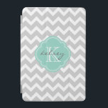Capa Para iPad Mini Monograma Personalizado de cinza e Aqua Chevron<br><div class="desc">O gabinete de iPad chic de tendência cômoda apresenta um padrão de gíria zigzag preppy personalizado com seu nome de monograma e inicial em um quadro de quatrefoil cinza. Clique em Personalizar para alterar as fontes e cores do texto para criar a sua própria design única.</div>