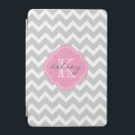 Capa Para iPad Mini Monograma Personalizado de cinza e Gavão Rosa<br><div class="desc">O gabinete de iPad chic de tendência cômoda apresenta um padrão de gíria zigzag preppy personalizado com seu nome de monograma e inicial em um quadro de quatrefoil cinza. Clique em Personalizar para alterar as fontes e cores do texto para criar a sua própria design única.</div>