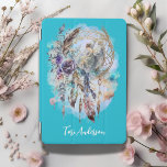 Capa Para iPad Mini Mystical Dreamcatcher Fairy Aqua<br><div class="desc">Essa capa de ipad mística tem um encantador apanhador de sonhos com uma adorável fada, flores, penas e folhagem delicada. Personalizado com o seu nome, este caso mágico tem certamente uma vibração calmante para o seu iPad. Você pode alterar a fonte, a cor do texto ou a cor do plano...</div>