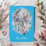 Capa Para iPad Mini Mystical Dreamcatcher Fairy Blue<br><div class="desc">Essa capa de ipad mística tem um encantador apanhador de sonhos com uma adorável fada, flores, penas e folhagem delicada. Personalizado com o seu nome, este caso mágico tem certamente uma vibração calmante para o seu iPad. Você pode alterar a fonte, a cor do texto ou a cor do plano...</div>