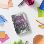 Capa Para iPad Mini Nas madeiras | vagueiam citações distantes e<br><div class="desc">© Laura Marshall/Apple selvagem. Foto preto e branco das madeiras com citações de inspiração roxas</div>