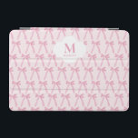 Capa Para iPad Mini Padrão de arco de coquete rosa monograma personali<br><div class="desc">Personalizado esta capa de ipad personalizada de fita de Arco colchete rosa monograma! Apresentando um design de padrão de fita e arco com seu monograma e nome personalizados, este cobrir de tablet é perfeito para a na moda e a mulher experiente em tecnologia. Um acessório moderno e funcional, é um...</div>