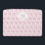 Capa Para iPad Mini Padrão de arco de coquete rosa monograma personali<br><div class="desc">Personalizado esta capa de ipad personalizada de fita de Arco colchete rosa monograma! Apresentando um design de padrão de fita e arco com seu monograma e nome personalizados, este cobrir de tablet é perfeito para a na moda e a mulher experiente em tecnologia. Um acessório moderno e funcional, é um...</div>