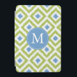 Capa Para iPad Mini Padrão de Ikat de Diamante Verde Azul Monograma<br><div class="desc">Na moda e design de chic apresentam um padrão ikat de diamantes coloridos e de tendência e podem ser personalizados com seu monograma,  inicial,  nome ou qualquer texto de sua escolha.</div>