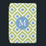 Capa Para iPad Mini Padrão de Ikat de Diamante Verde Azul Monograma<br><div class="desc">Na moda e design de chic apresentam um padrão ikat de diamantes coloridos e de tendência e podem ser personalizados com seu monograma,  inicial,  nome ou qualquer texto de sua escolha.</div>