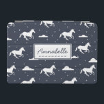 Capa Para iPad Mini Padrão do Céu do Unicorn Midnight Personalizado<br><div class="desc">Unicórnios,  estrelas e nuvens inchadas em um sonhador céu à meia-noite em um cobrir personalizado caprichoso.</div>