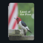 Capa Para iPad Mini Pica-pau-de-cabeça-vermelha<br><div class="desc">Pica-pau de cabeça vermelha num alimentador de aves do quintal com uma bandeira americana. Foto enviada por um leitor de Birds & Blooms. Birds & Blooms é a revista nº 1 de pássaros e jardins na América do Norte. Orgulhamo-nos em celebrar o cobrir da "beleza no seu próprio quintal" uma...</div>