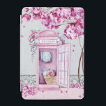 Capa Para iPad Mini Pink Floral Booth Personalizado<br><div class="desc">Esta bela capa de ipad apresenta uma cabine telefônica cor-de-rosa enfeitada em flores com uma árvore nas proximidades deixando flores cor-de-rosa no chão. Você pode personalizar com seu nome.</div>