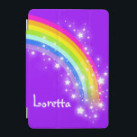 Capa Para iPad Mini Raparigas roxas brilhantes do arco-íris nomeadas c<br><div class="desc">Perfeito para proteger a tela do ipad de suas filhas. Adicione seu nome a este caso ipad. Lê Loretta. Este caso gráfico roxo original brilhante do arco-íris é desenhado por Sarah Trett.</div>