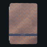 Capa Para iPad Mini Rosa de Cobre Ouro Folha Marinho Chevron Monograma<br><div class="desc">Rosa de Cobre Chic Gold Foil Chevron Marinho Blue Monograma cobrir com elegante fundo azul escuro e espaço para seu nome ou outro texto personalizado. Fácil de personalizar com texto, fontes e cores. Criado pelo designer Zazzle pro BK Thompson © exclusivamente para Cedar e String; entre em contato conosco se...</div>