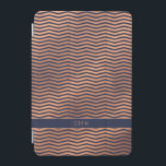 Capa Para iPad Mini Rosa de Cobre Ouro Folha Marinho Chevron Monograma<br><div class="desc">Rosa de Cobre Chic Gold Foil Chevron Marinho Blue Monograma cobrir com elegante fundo azul escuro e espaço para seu nome ou outro texto personalizado. Fácil de personalizar com texto, fontes e cores. Criado pelo designer Zazzle pro BK Thompson © exclusivamente para Cedar e String; entre em contato conosco se...</div>